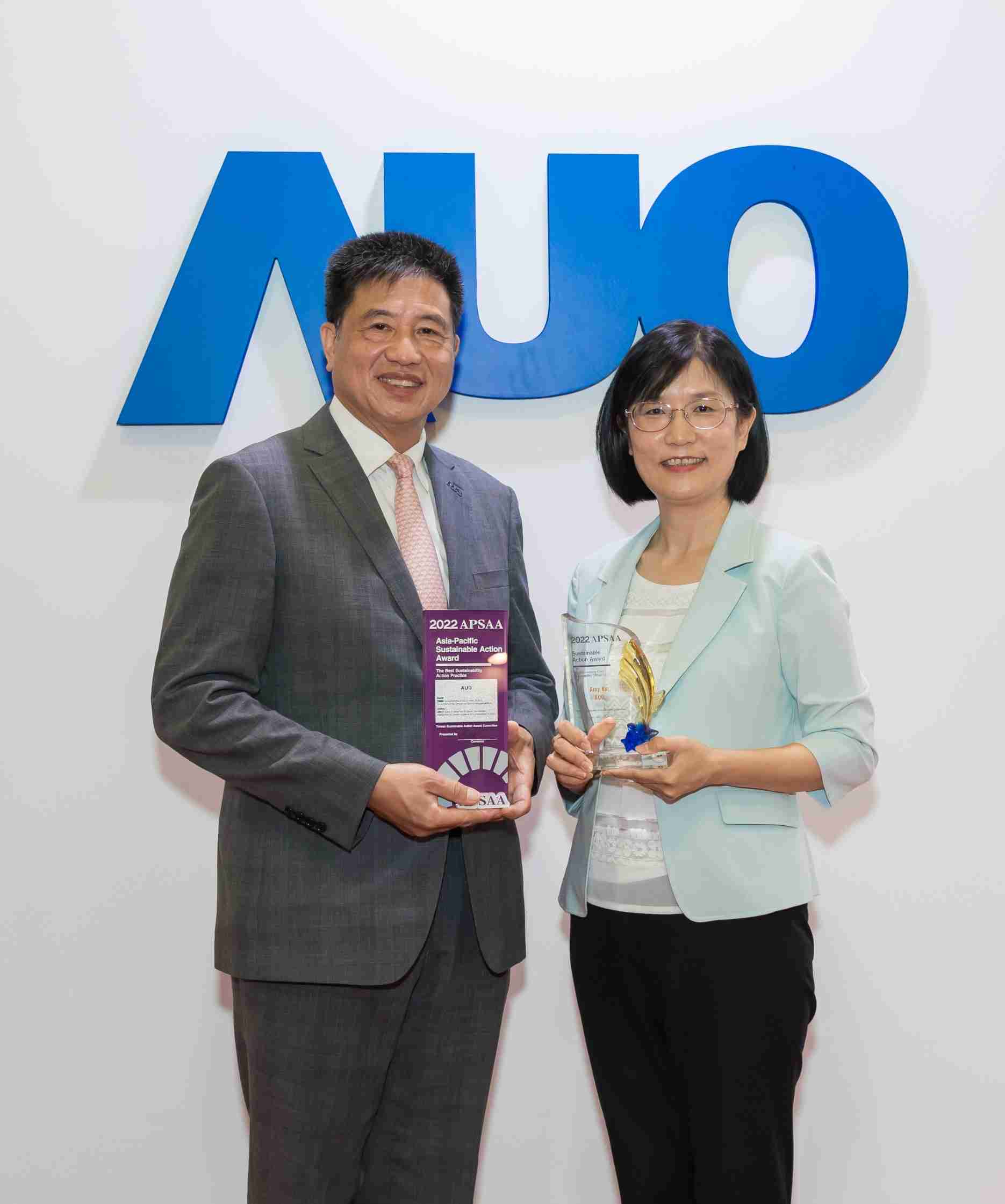 优游UB8长期垫筑永续远景的基石，，透过ESG暨气候委员会逐步实践永续策略蓝图。。。。其中，，优游UB8光电永续长古秀华带领团队、、、、制定中长期目标，，，，缔造多面向亮眼表现，，获得「顶尖永续长奖」的个人奖殊荣（左：优游UB8光电董事长暨执行长彭双浪，，，，右：优游UB8光电永续长古秀华）