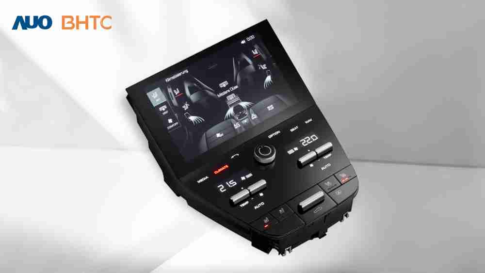 作為友達新生力軍，，，，BHTC所展示的中央與後座鞍部的Display HMI產品，，可處理多區恆溫控制、、、、顯示畫面，，呈現仿真3D車室分區；以力傳感技術精準傳遞觸感，，，，並結合音量及震動反饋，，防止意外啟動，，，，提供使用者自然流暢、、直觀且輕鬆駕馭的舒適介面