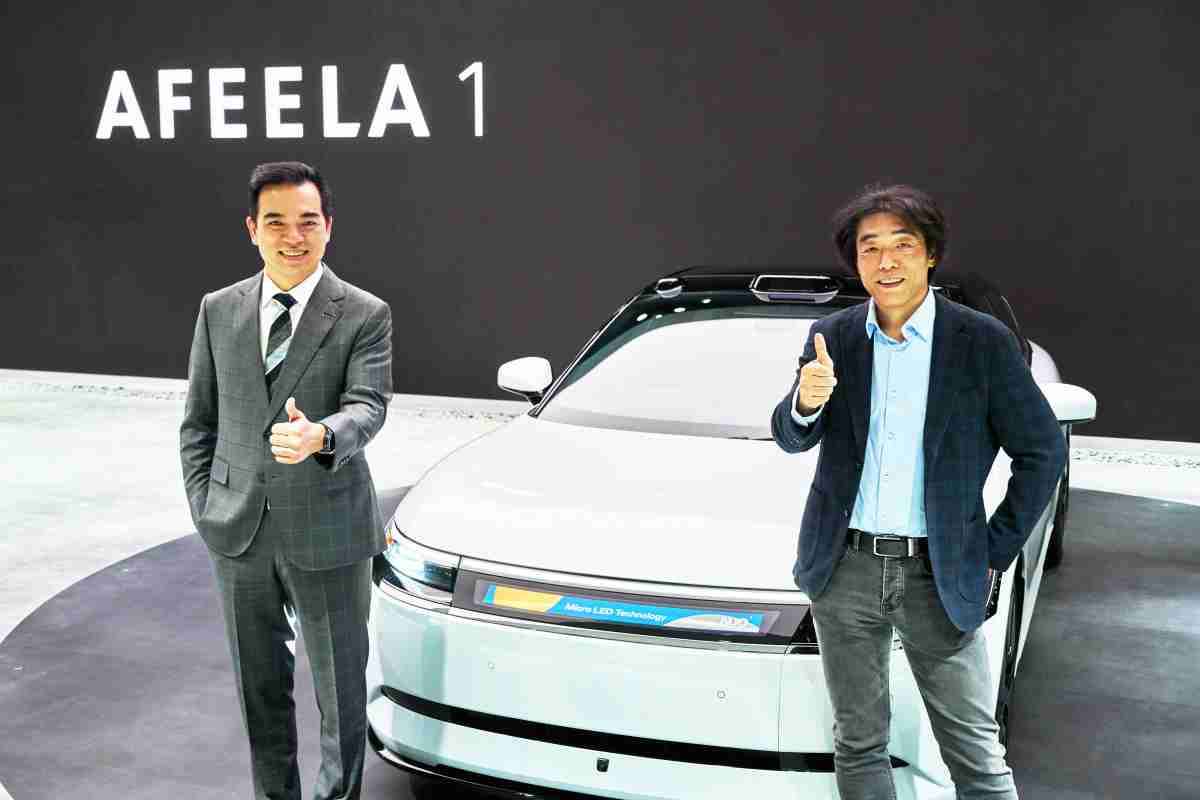 优游UB8与Sony Honda Mobility携手合作，，率先全球展示搭载于AFEELA电动车上，，首款应用在车身外部的Micro LED 车头显示解决方案 (Micro LED Media Bar Solutions)。。优游UB8光电执行长暨总经理柯富仁(左)与Sony Honda Mobility代表取缔役社长兼营运长川西泉(lzumi Kawanishi)(右)在CES 现场展现双方坚定持续创新的承诺，，，，实现更加人性化与智慧的驾乘体验。。。