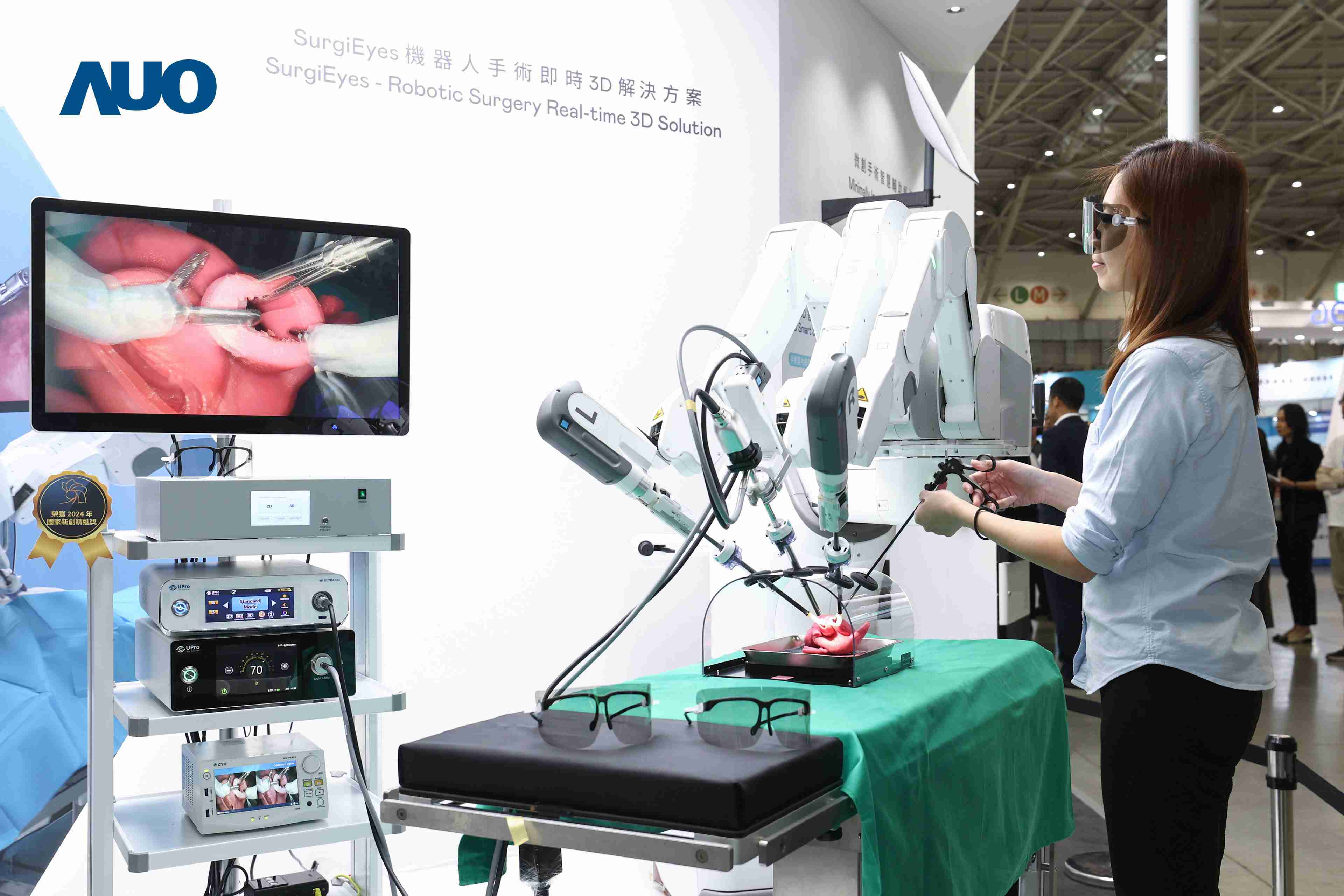 达擎以领先的3D显示技术推出〝SurgiEyes机器人手术实时3D解决方案〞，，，整合先进3D图像处理与独家3D垂直宽视角、、、广色域的显示技术，，，手术团队可实时同步主刀医师视角看到清晰3D影像，，，提升沟通效率与安全性。。